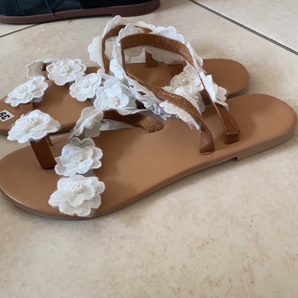 white flowered toe sandals! - Picture 3 of 3